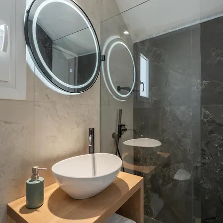 Irini's Poiema * Lefkes (Paros)